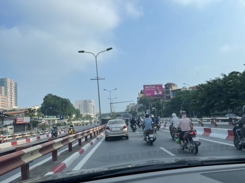Đường phố Hà Nội bắt đầu đông đúc trở lại