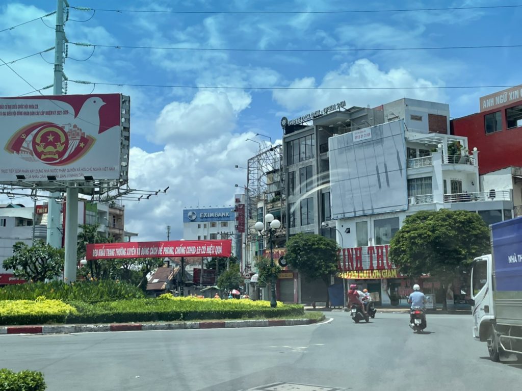Bảng quảng cáo tại vòng xoay Lê Đại Hành, Hồ Chí Minh (nguồn: shojiki)